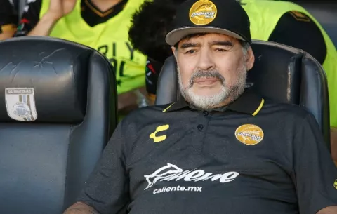 Allanan consultorio e imputan cargo por presunto homicidio culposo al médico de Diego Armando Maradona