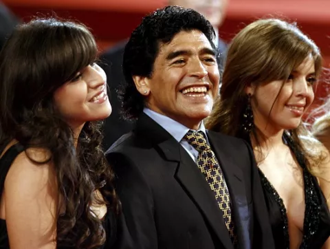 Hijos de Maradona lo despiden con emoción  y queda una batalla por la herencia