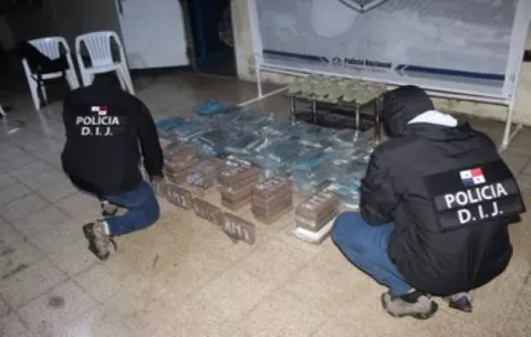 Policía Nacional decomisa 124 paquetes de droga, 120 mil dólares en efectivo y detiene a dos personas