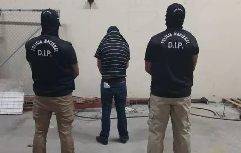 Policía Nacional decomisa 100 paquetes de droga que se encontraba en una bodega controlada electrónicamente