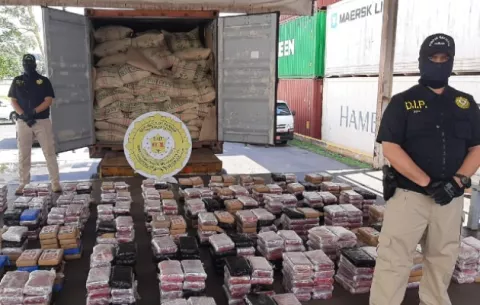 Decomisan 661 paquetes de presunta droga en puerto del Pacífico panameño