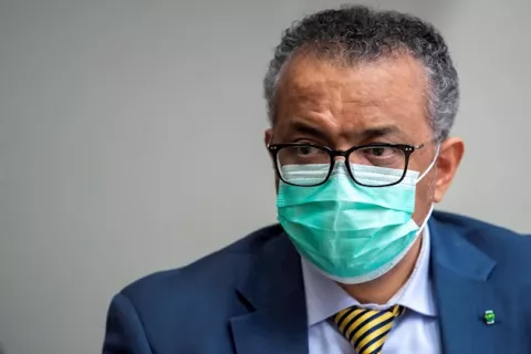 El director de la Organización Mundial de la Salud en cuarentena tras tener contacto con un positivo de COVID-19
