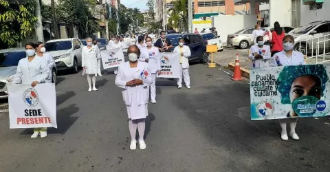 Enfermeras marchan hacia la Presidencia para exigir el pago de salarios adeudados