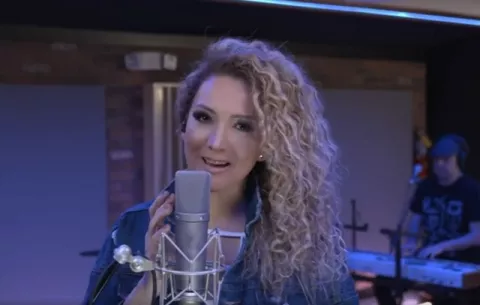 Erika Ender le rinde honor a la Patria con el tema 'Panamá Mía'