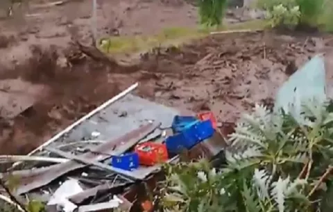 ¡Dolor! Familia chiricana  llora al ver cómo las inundaciones se llevan su casa