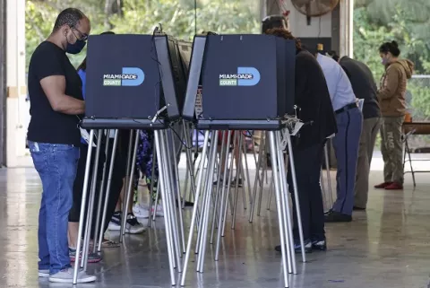 Cierran los primeros colegios electorales en Estados Unidos