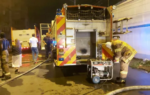 Bomberos sofocan incendio dentro de taller de reparación de autos y venta de repuestos en Colón 