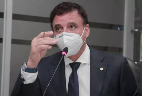 Contralor Gerardo Solís en cuarentena tras dar positivo para COVID-19