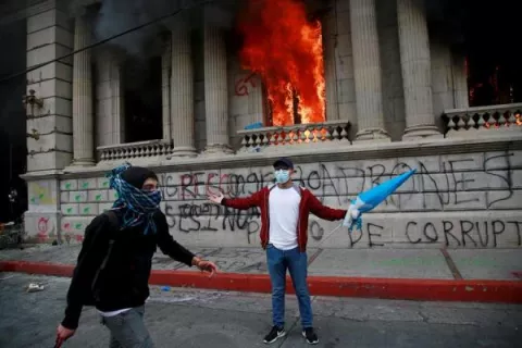 Cronología: Los 18 minutos que incendiaron al Congreso de Guatemala