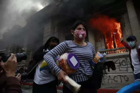Cientos de manifestantes toman el Congreso de Guatemala y le prenden fuego