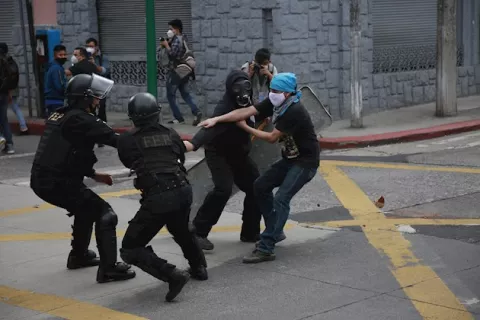 El vicepresidente de Guatemala cuestiona el exceso de fuerza contra los manifestantes
