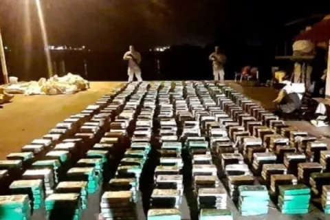 Senan  incauta más de 1,700 paquetes de cocaína con el apoyo de un guardacostas de EE.UU., en  Guna Yala