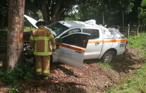 ¡Tres heridos! Auto del plan Panamá Solidario se estrella contra un árbol en Los Santos