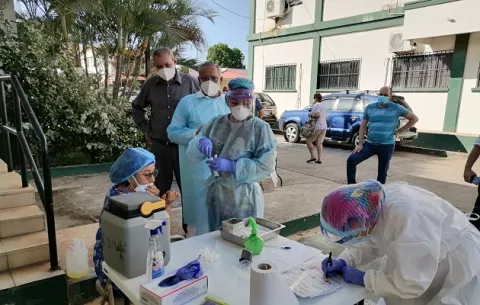 Aplican pruebas de hisopado al personal de salud en Herrera
