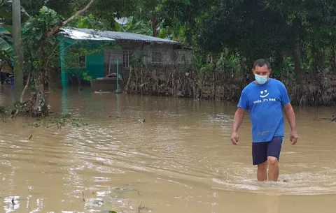 Quebrada se desborda y afecta varias viviendas en la barriada 'El Sapo' en el distrito de David