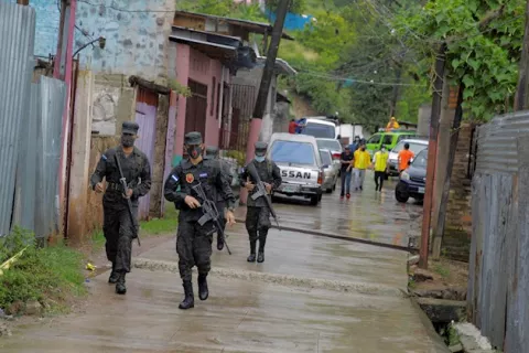 Iota salió de Honduras y cruzó a El Salvador convertida en depresión