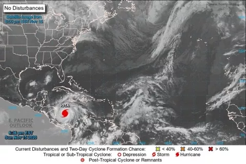 Furia del huracán Iota desprende techos e inunda calles en Nicaragua