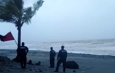 Iota ocasiona fuertes vientos y lluvias en Panamá, mientras aparece la amenaza de un nuevo ciclón