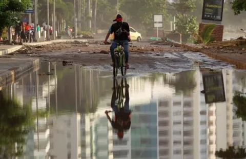 Iota se degrada a tormenta tropical en su avance por el norte de Nicaragua