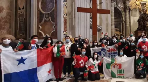 Jóvenes panameños entregan símbolos de la JMJ a Portugal 
