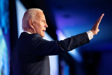 Joe Biden sufre una fractura en el pie jugando con su perro