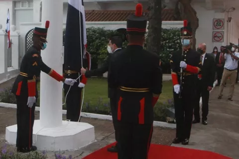 José Gabriel Carrizo iza el Pabellón Nacional en conmemoración de la Separación de Panamá de Colombia