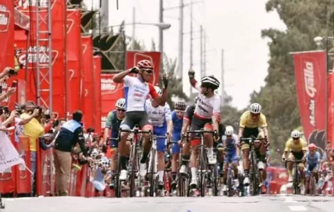 Panameño Christofer Jurado gana la décima y última etapa de la Vuelta a Guatemala