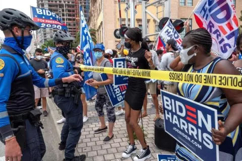 Latinos celebran en la Torre de la Libertad de Miami la victoria de Joe Biden