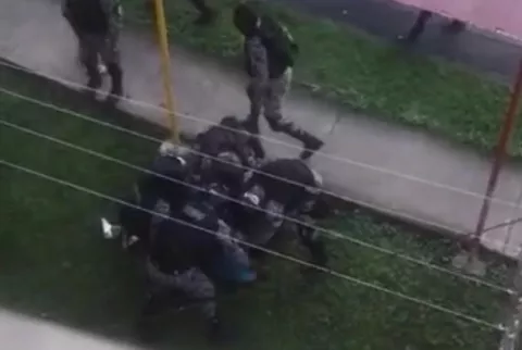 [VIDEO] 'Linces' patean y utilizan pistola eléctrica para aprehender a vendedor de pan en Villa Lorena