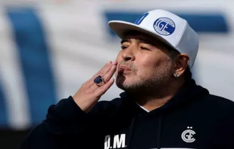 Diego Armando Maradona muere de un  paro cardiorrespiratorio