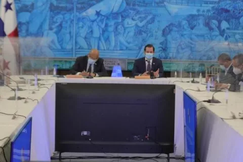 Ministro de Salud le dice a empresarios que pueden seguir trabajando con tranquilidad, ya que no hay planes de cierres por COVID-19