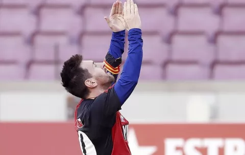 Leo Messi, el heredero del Diez, homenajea a Diego Armando Maradona