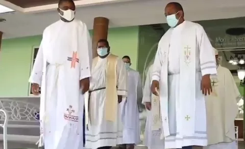 Monseñor José Domingo Ulloa y otros sacerdotes de la Arquidiócesis de Panamá bailan al ritmo de 'Jerusalema'