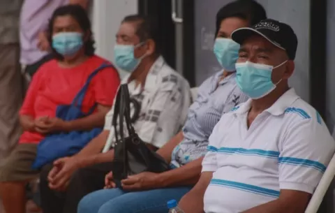 Mortalidad de la COVID-19 en adultos mayores es muy alta en Panamá, advierte autoridades