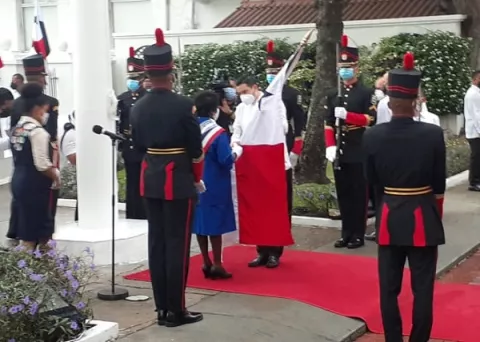 Muchachas Guías de Panamá reciben el Pabellón Nacional en la celebración del Día de los Símbolos Patrios
