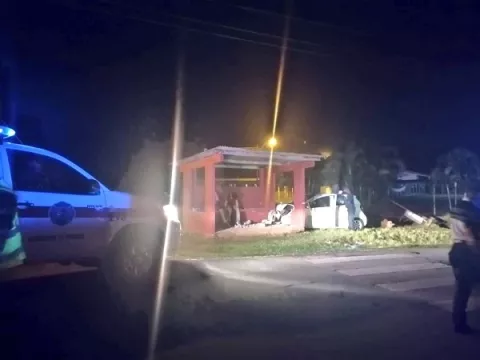 Un muerto y dos heridos en choque contra objeto fijo en La Pintada