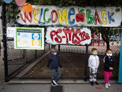 Nueva York da marcha atrás y reabrirá las escuelas de primaria pese al coronavirus