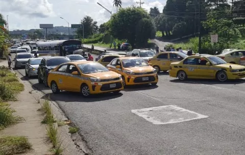 Taxistas de Panamá Oeste exigen diálogo con la ATTT para mantener la medida de pares y nones