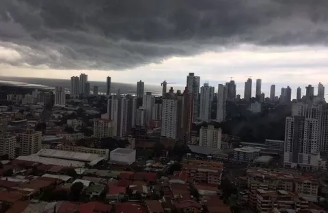 Onda tropical número 47 continúa avanzando hacia Panamá