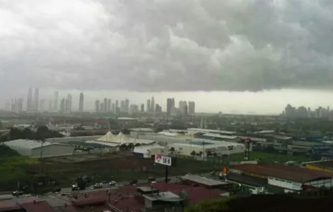 Emiten alerta de fuertes lluvias y tormentas tras el desplazamiento de la onda tropical #46