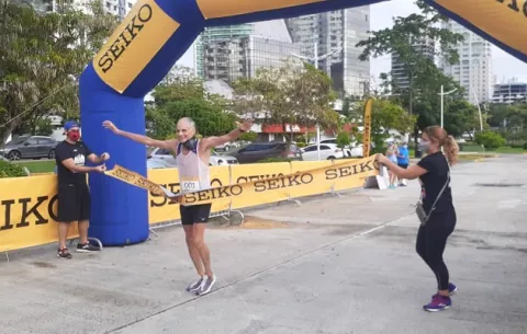 Simón Alvarado y Magalis García comienzan su reto en la Maratón Internacional de Panamá Virtual