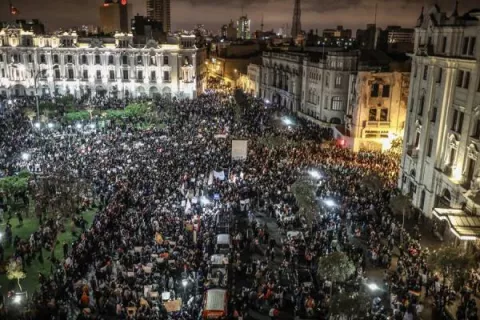 Dos heridos de bala, uno grave, en masivas protestas contra Gobierno peruano de Manuel Merino