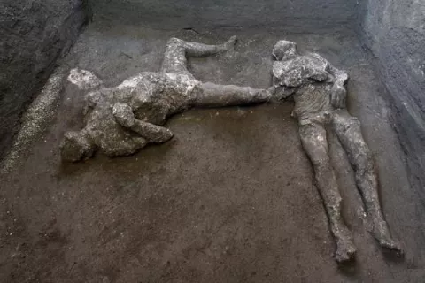 Arqueólogos hallan y reconstruyen en Pompeya dos cuerpos con sus ropas