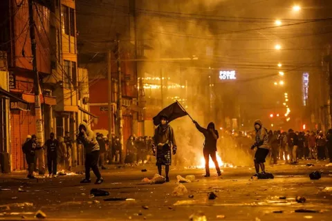 La democracia peruana se enfanga en una noche de sangre y muerte
