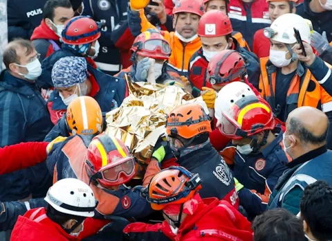 Rescatan a dos menores en Esmirna tras 65 horas bajo escombros del terremoto