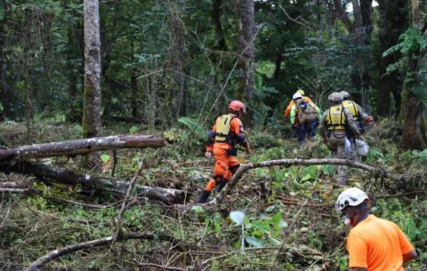Rescatistas se dividen en cuatro bloques de búsqueda para dar con el paradero de las personas desaparecidas, tras las inundaciones y deslizamientos