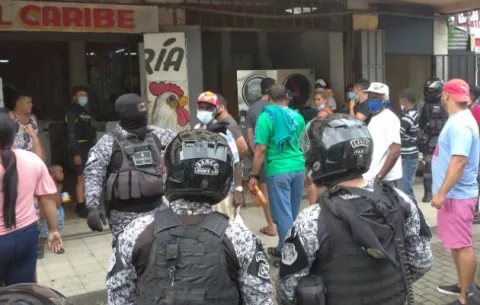 Dos detenidos deja riña entre venezolanos en un lavamático en Colón
