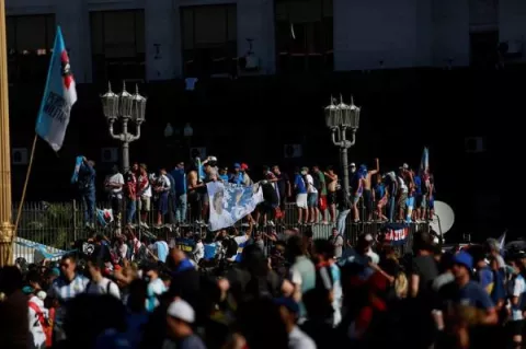 Ministro de Salud de Buenos Aires  alerta del "riesgo epidemiológico" por el velatorio de Diego Maradona  