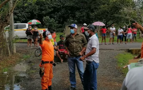 Moradores afectados por crecida del río Santa María reciben ayuda de las autoridades 