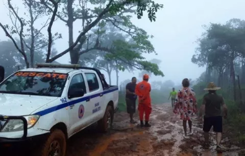Rescatan a ocupantes de seis vehículos que quedaron varados en el sector de Tres Brazos, Pacora